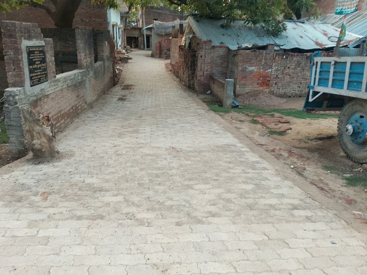 मिरानगर आदिवाशीवाडी येथे रस्ता तयार करणे